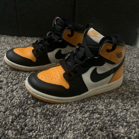 Nike Air Jordan 1 Retro - Picture 4 of 5